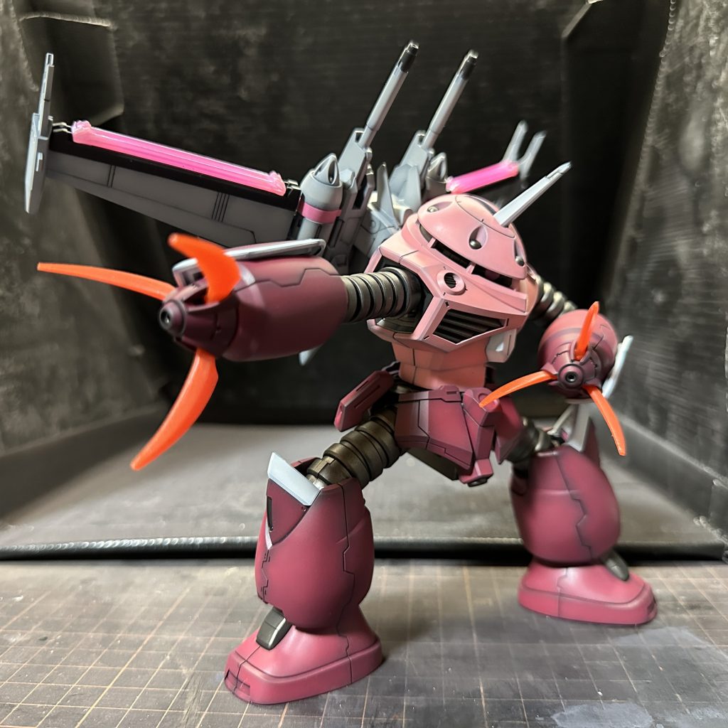 実はグフカスタムの前に完成していたんですが、デカール貼り中にコレジャナイ感が出てきて、デカール剥がそうと思ったら塗装ごと剥がれたので、プロユースシンナーにドボ漬けしたら、プラが溶けました💦結局パーツ請求後に塗り直して完成させました。結果的にノンデカールですが、下手に貼るより、こっちの方が良いと感じてます。