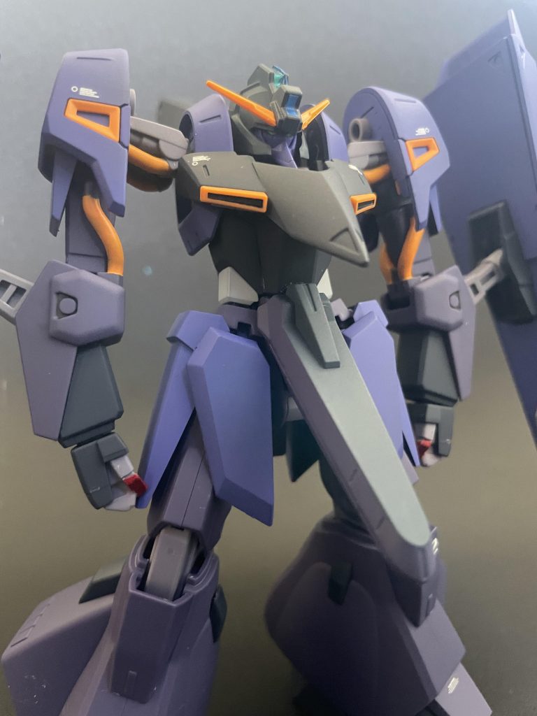 パーツがあるのでガンダム顔とムーバブル・シールド・バインダーをつけた状態にもできます。