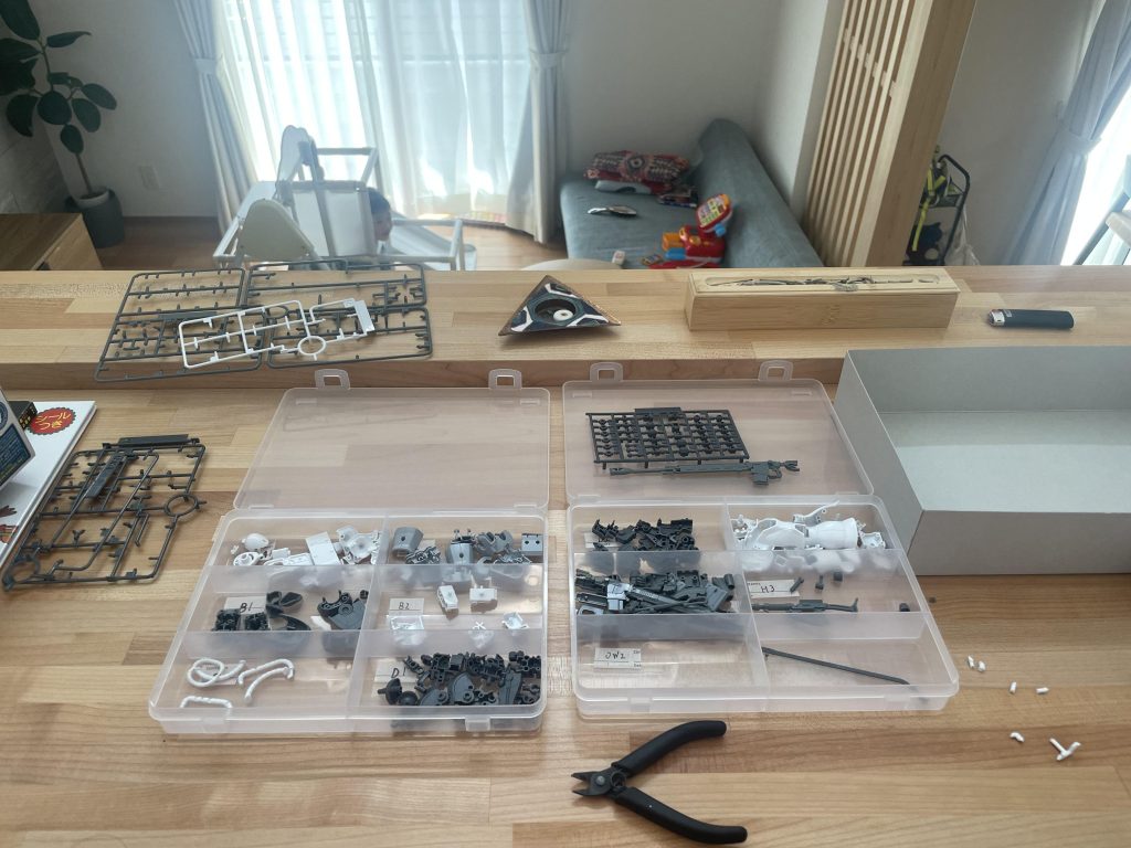 百均で購入した仕分けケースでパーツを切り分け、ヤスリ掛けしました。