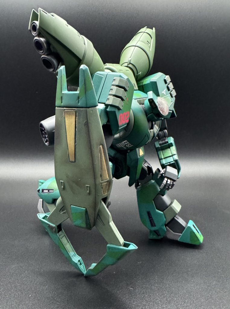 今回初の迷彩。スプリッター迷彩が難易度低いらしいという事で合いそうな機体を探す。丸いボディ、四角い肩、蝶の様なバーニア。。。ボリノークサマーン 。。。アートっぽくなりそうではないか？と思いつきで始めたが初迷彩にしては良くできたのでは？  