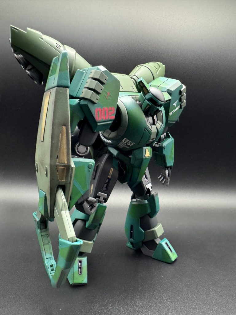 デカールは赤と白写真だと見えないが赤白交互に使っている。