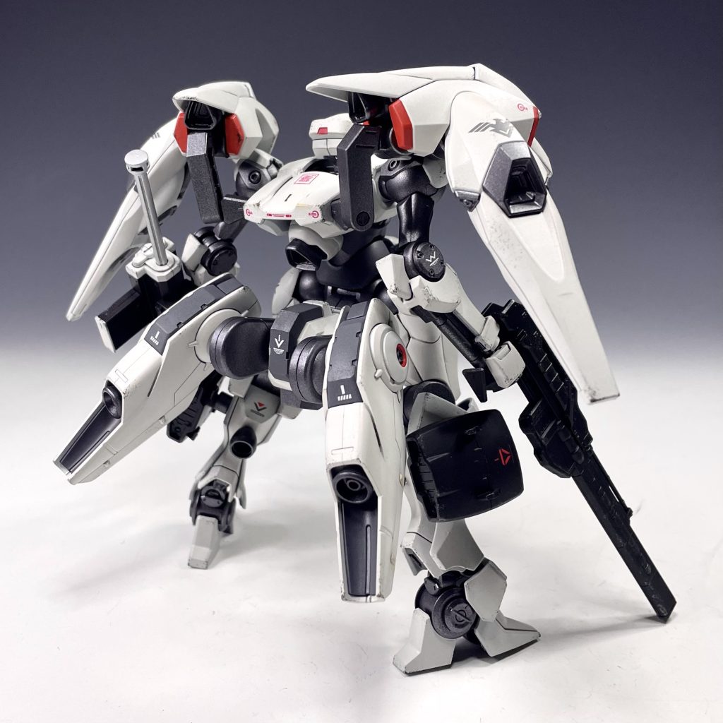 背面のブースターにはミラソウル社製ブースターを採用。30MMや境界戦機の武装でカスタマイズを施しました。