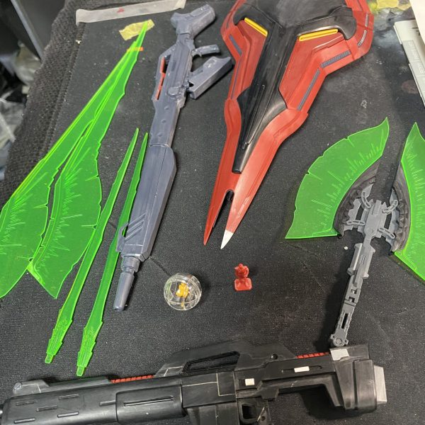 武器の制作が終わりました。ビームショットライフルはプラ板と筋彫り追加しました。ビームエフェクトのエッジのシャープ化をしています。ロングライフルとビームトマホークは素組みです。シールドの先端が折れて消えていたのでプラ板で直しました💦黄色のダクト内にエバーグリーンの筋彫り入りプラ板を入れたのですが目立たない💦追加でモノアイをハイキューパーツに変更しました。大体終わったのでサフ吹いて塗装に入ります！（1枚目）