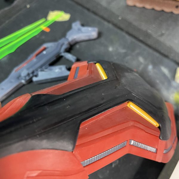武器の制作が終わりました。ビームショットライフルはプラ板と筋彫り追加しました。ビームエフェクトのエッジのシャープ化をしています。ロングライフルとビームトマホークは素組みです。シールドの先端が折れて消えていたのでプラ板で直しました💦黄色のダクト内にエバーグリーンの筋彫り入りプラ板を入れたのですが目立たない💦追加でモノアイをハイキューパーツに変更しました。大体終わったのでサフ吹いて塗装に入ります！（2枚目）