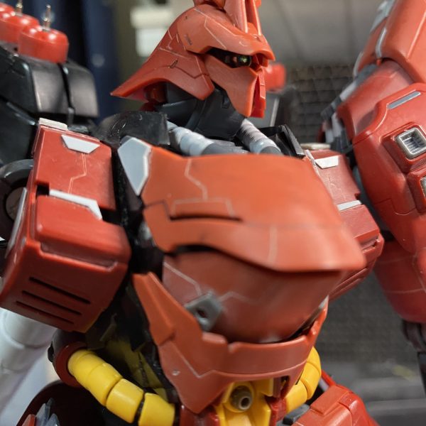 武器の制作が終わりました。ビームショットライフルはプラ板と筋彫り追加しました。ビームエフェクトのエッジのシャープ化をしています。ロングライフルとビームトマホークは素組みです。シールドの先端が折れて消えていたのでプラ板で直しました💦黄色のダクト内にエバーグリーンの筋彫り入りプラ板を入れたのですが目立たない💦追加でモノアイをハイキューパーツに変更しました。大体終わったのでサフ吹いて塗装に入ります！（3枚目）