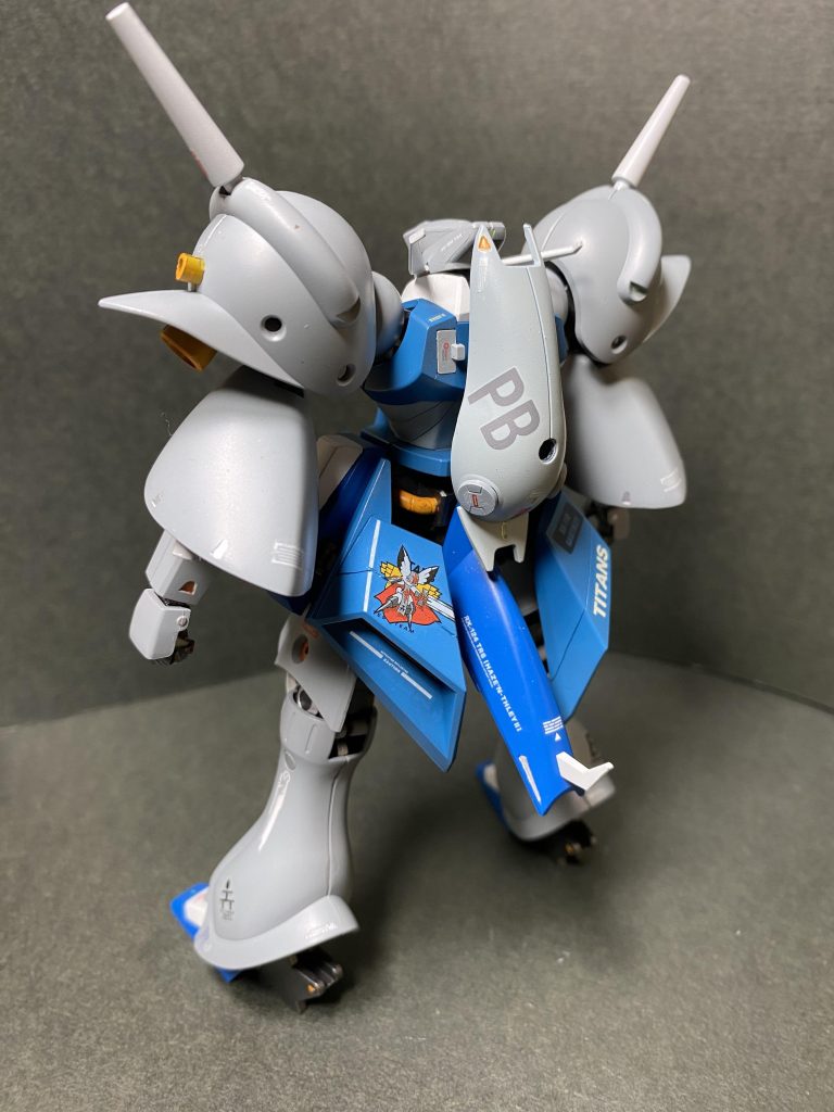 当初は濃紺のザ・ティターンズカラーで塗装しようと思ったんですがしっくり来ず、次に目指したのがセンチネルのzプラスc1のような“連邦軍制式採用カラー”的なロービジ塗装でした。途中、「センチネルの青は彩度バキバキの鮮やかなブルーで塗るべし」的なコラムを読んでしまい、それに従って塗装しましたが、同じ色使いでもzプラスとガブスレイでは青の面積が違います。zプラスの差し色的な範囲だからこそロービジでも許される青の鮮やかさ。どうしてもホビーハイザックのようにオモチャっぽく写ってしまい、青に関しては結果的に3度塗り直ししました。背中にテールレターぽくPBって入れておけばzプラスぽく見えるだろう?笑ハイゼンスレイはTRシリーズでのガブスレイⅡといえる立ち位置と聞いたので、ハイゼンスレイのマーキングとデカールを貼ってみました。