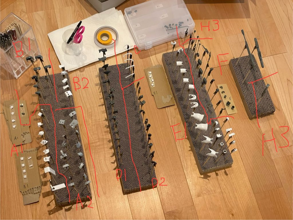 ペインティング仕様のガンプラはどれがどの色かわからなくなったり、どのパーツかわからなくなりやすいので、こういった形で写真で記録します。