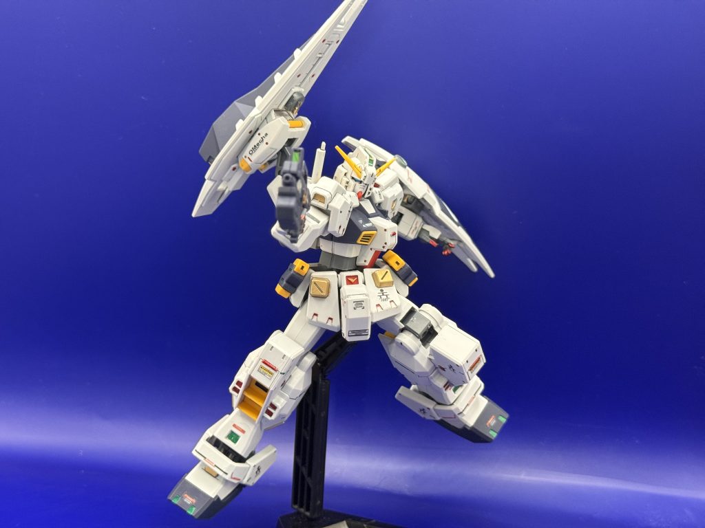 そしてビームライフルをまっすぐ向けて撃つポーズ