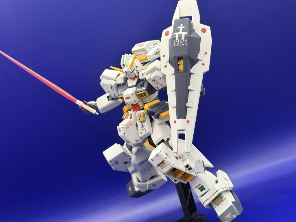 ビームサーベルを構えてポーズ！ヘイズルはこのサーベル持ち手があるのがいいんですよ！しっかりと握らないから手で表情をつけやすい！