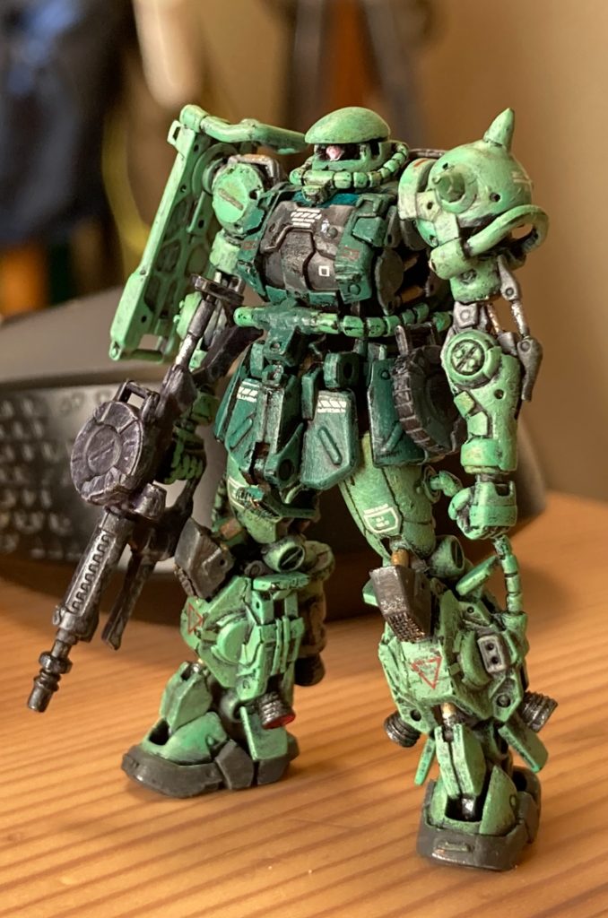 アタマが小さく感じたので、頭頂部に瞬着盛り付けて削ったのだった。