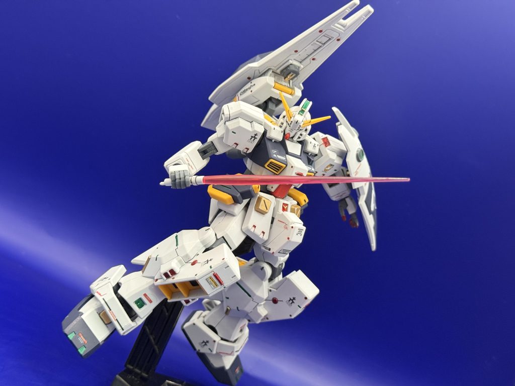 シールドブースターを後部に着けた状態でのサーベル構えポーズ！一気に加速して一撃を加えるみたいな想定です