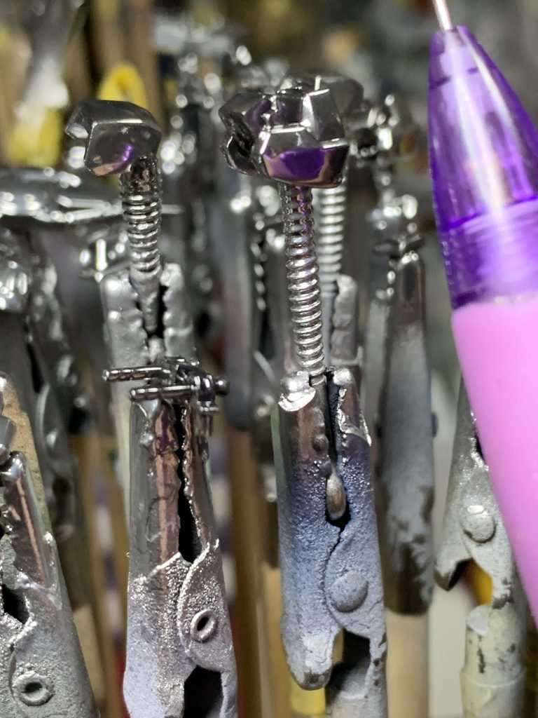 ミラーシルバーを吹いたときの画像です。今回はミラーシルバーアクリジョンクリアラッカーのクリアイエローという順番で着色しています。