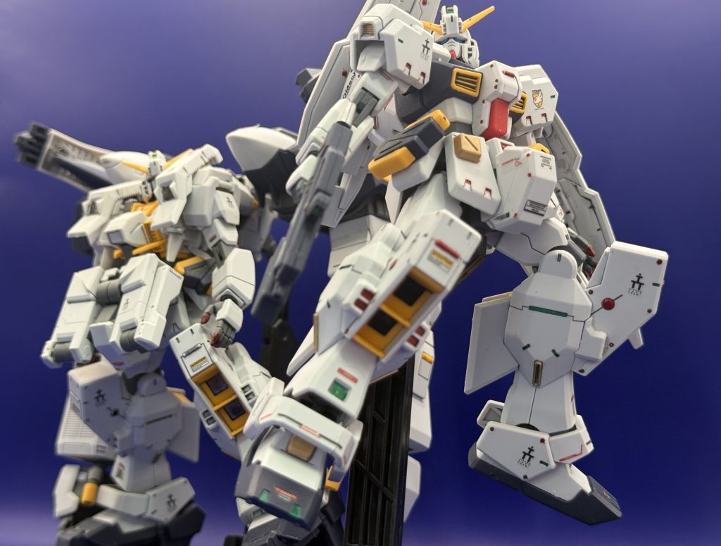 最後はギガンティックアーム装備と並べてパシャリレッドポイントに見えるように部分塗装したり余ってるデカールでディテールアップしたりと頑張りました！あの装備にもデカール貼ってディテール上げないとですね