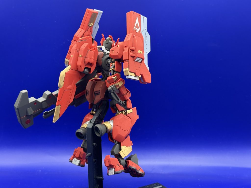 全身を前後からスレッジハンマーを腰にマウントした状態がまたいいですフライトユニットも相まって全体的にマッシブでどっしりとしたいいガンダムです！