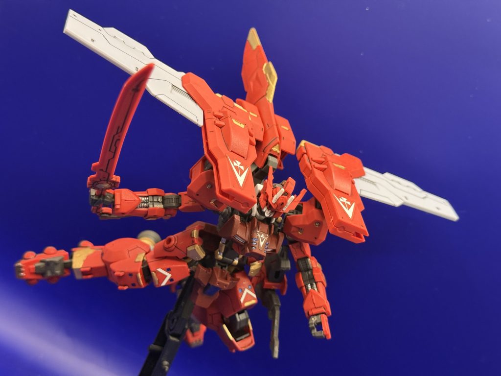 フライトユニットを展開してポーズアスタロトってフライトユニットで飛行して近づいたらγラミネートソードで斬るって運用だと考えると結構怖い機体ですね。どこにも隠れ場所は無い！