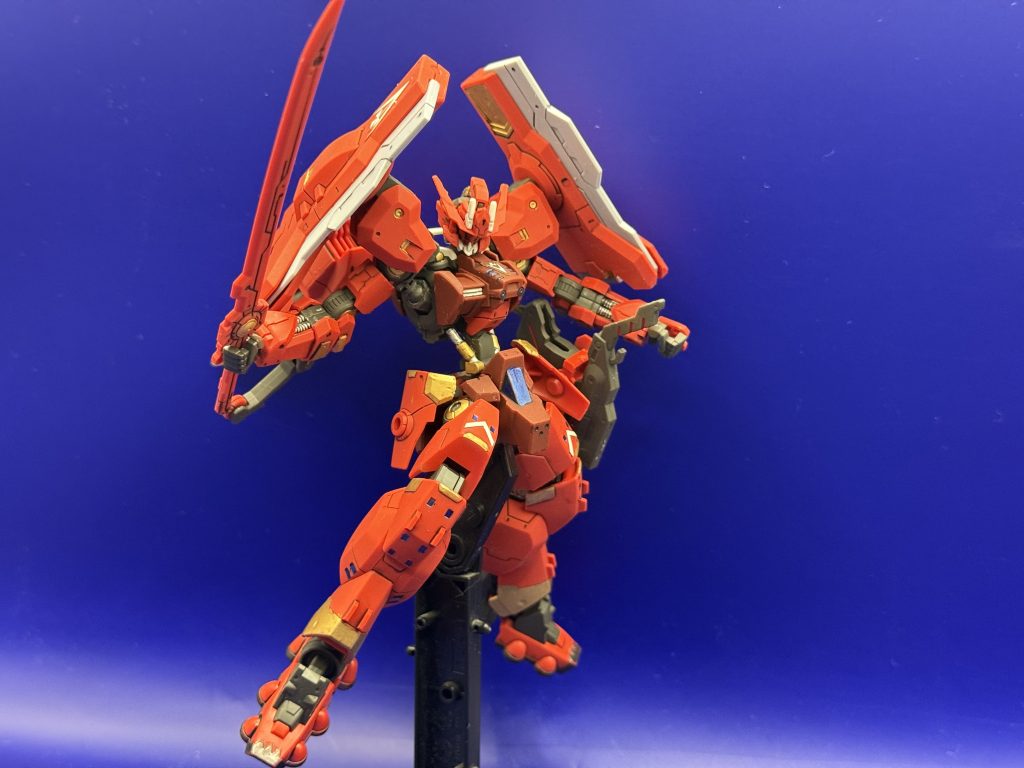 真っ直ぐな立ち姿でポーズそのままだと赤一色なのがメリハリないと思ってゴールドで部分塗装スミ入れとつや消しでフィニッシュです。赤いガンダムはしばらく手に入りそうにないのでこいつを投稿します！