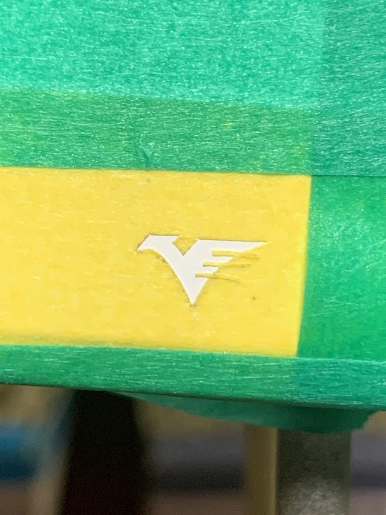 台座のティターンズマークはマスキングテープをくり抜き、細切りマスキング3本を貼ってグレーを吹いて下絵を作って、最後に筆でなぞり書きする。みたいな流れです。