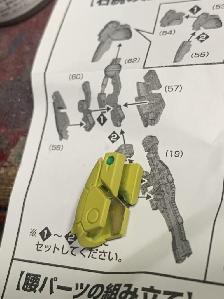腕の外装は本来は挟み込みパターンですが、これだと塗り分け難易度がグッと上がるので、はめ込み突起を切り取って合わせ目消しも兼ねて56番と57番を接着。本組み立てでは要接着と思いきや、普通に組むだけでポロリなし。下ごしらえは重要ですね。
