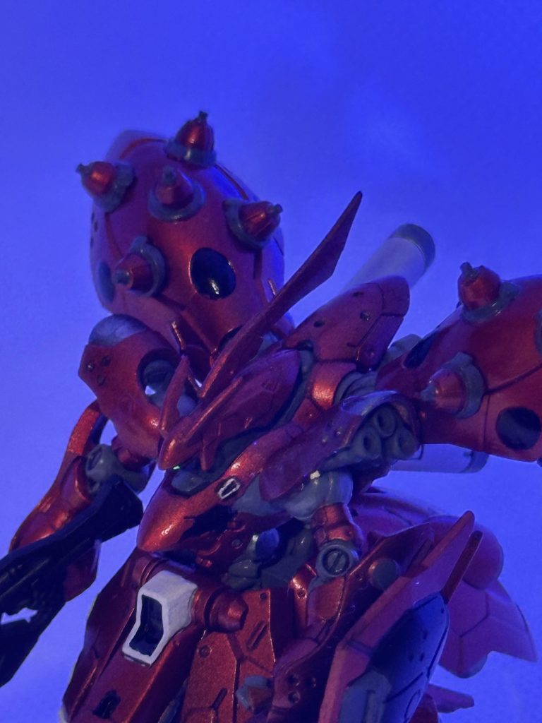 目はブラックライトで光るように蛍光グリーンで塗ってみたのですがすごく小さい‥