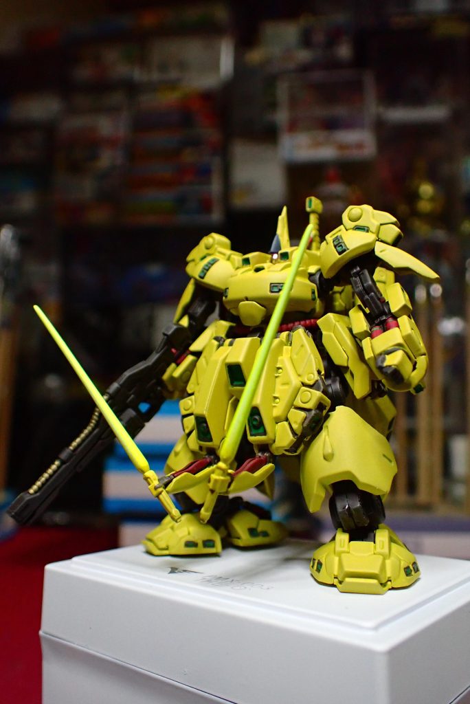 ほとんど黄色なので塗装は簡単かと思いきや、過去に作ったZZ、百式と比べると細かい塗り分け部位の多さ、組み立て難易度に四苦八苦。