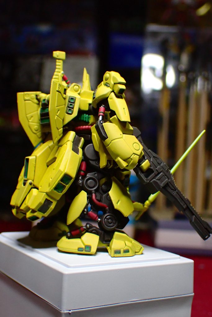 塗装前に瞬着ありきの加工をしているのである程度組みやすくはなっていましたが、電飾の配線が絡むのでそこら辺が難しかったですね〜。