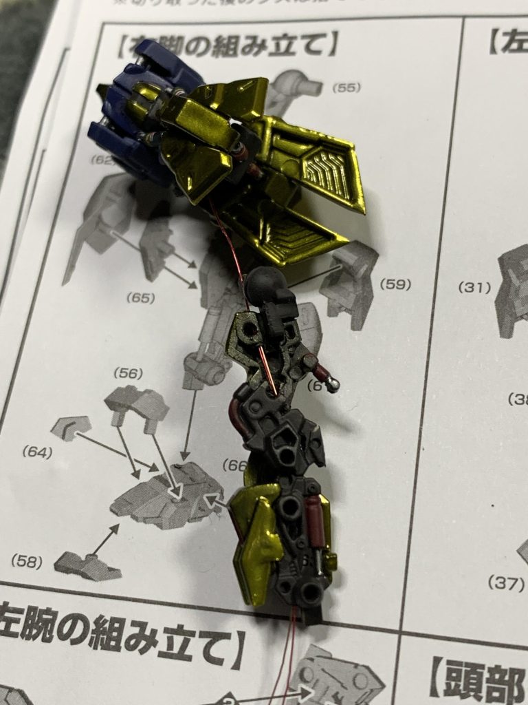 電飾の配線は足フレームの内部に穴を空けてそこを通しているので外からは見えません。