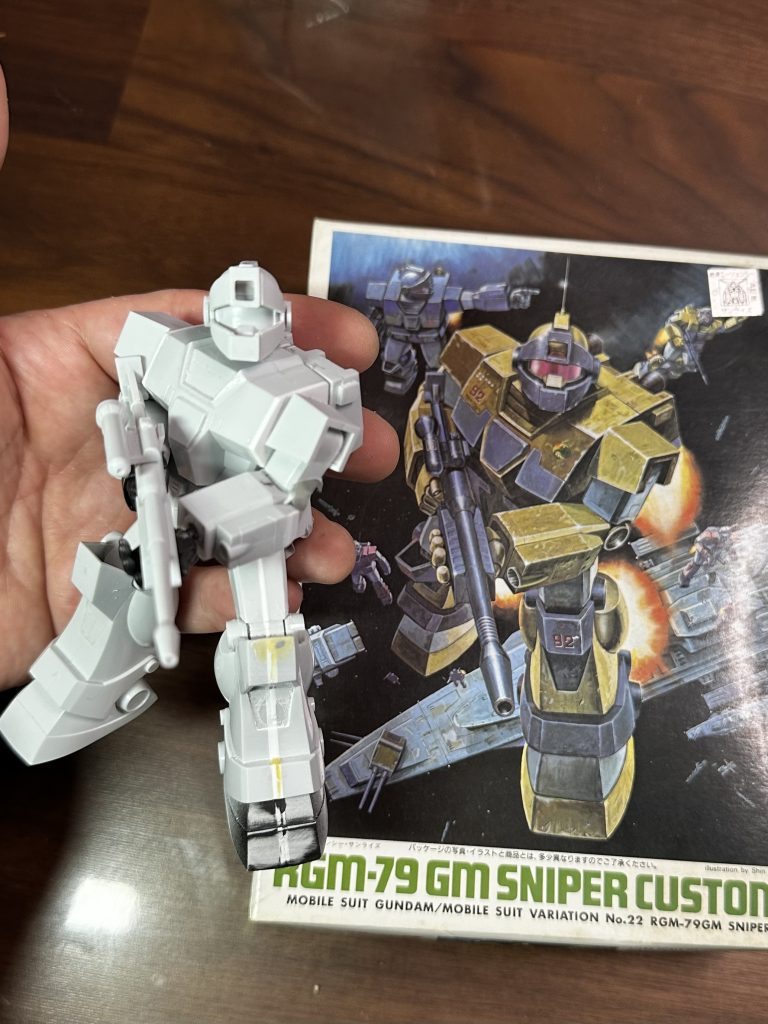 肩と左足の幅増し、前腕のディテール追加、バイザーの小型化、手のパーツ変更をしています。色々粗いですが、工作が苦手なので精一杯頑張りました。