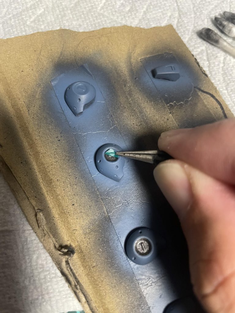 細かい箇所はマスキングゾルで色分けしました