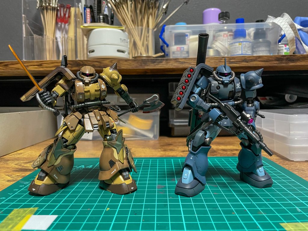 途中作っていた高機動ザクと並べてみました