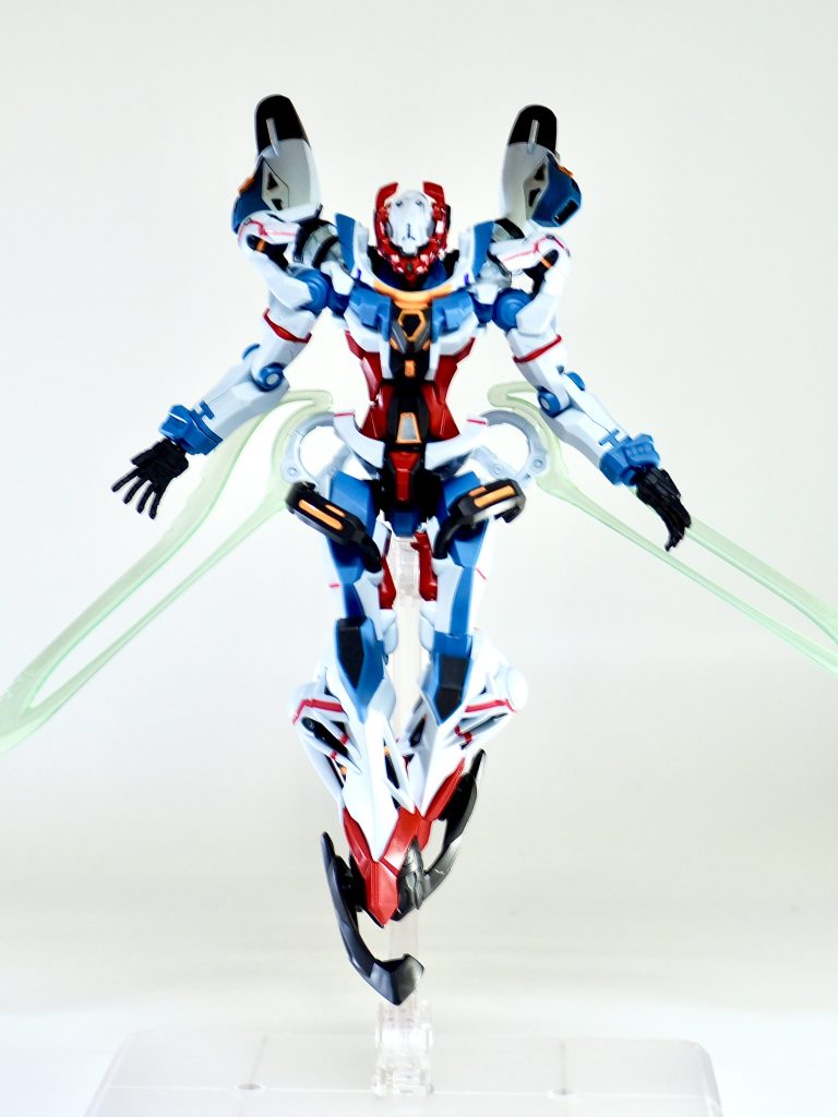 ビームサーベルを翼みたいに（笑）頭も差し替えました。ビームサベールが特徴的でカッコイイです。