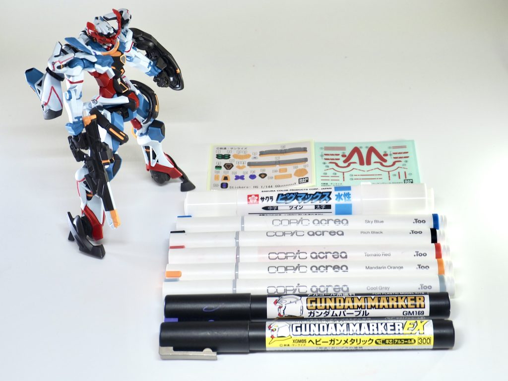 使用したマーカーガンマカのヘビーガンメタリック、パープルコピックアクレアのクールグレイ、マンドリンオレンジ、トマトレッド、リッチブラック、スカイブルーサクラのピグマックスの白写真に撮り忘れましたが、ポスターカラーマーカーのグリーンも使っています。