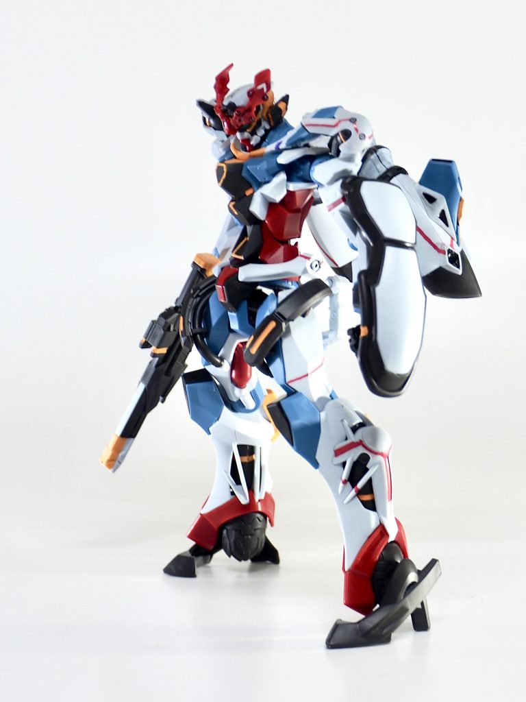  何ヶ所か塗装できてない部分があります。肘のイエローは塗っても塗装が禿げそうなので塗ってません。シールドの裏側もイエローがありますが、詳細がわからないので塗っていません。他にもまだ足りないところがあるかも(^◇^;)