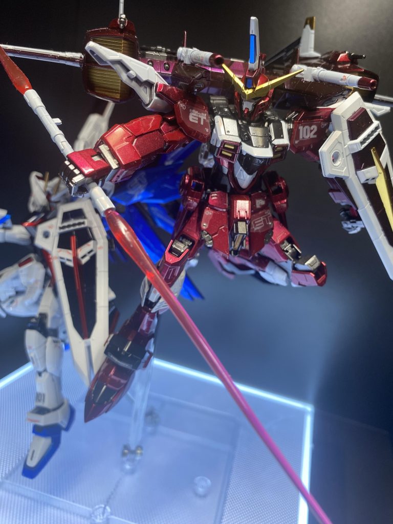 ジャスティスのメインカラーのこの色を出すのに大苦戦(T ^ T)ジャスティスのキャンディ塗装でレシピ公開している方も少なく…プラスチックスプーンと格闘する事数日(白目)写真じゃ分かりにくいけど2色使っており…明るい方は黒サフ→Gaiaアルホワ→GXメタルブラッディレッド→GXクリアピンク暗い方は黒サフ→GXメタルブラッディレッド→GXクリアピンク