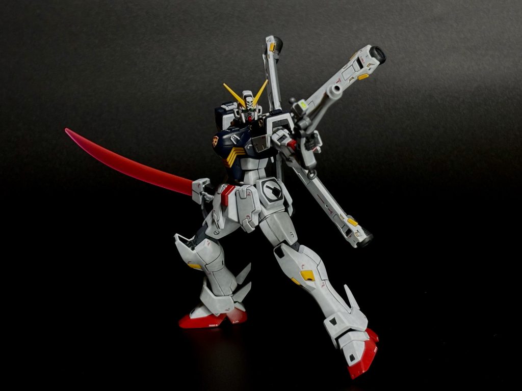 今回は白部分の塗装はグレーに寄せて暗めにしてます。海賊機なのでダークヒーロー的な感じにしたくて。で、EGνガンダムの製作時に調色したホワイトに色を足して暗くしたんですが、筆ムラでは無い、妙な色ムラが出てきました。これも味かなと思ってそのまま最後まで塗装しましたが。どうも調色してから時間が一年くらい経過した白系塗料を再調色するとこんな現象が出るみたい。ペーネロペーもそんな感じでした。もう少し溶剤加えて撹拌したら良かったのかも。