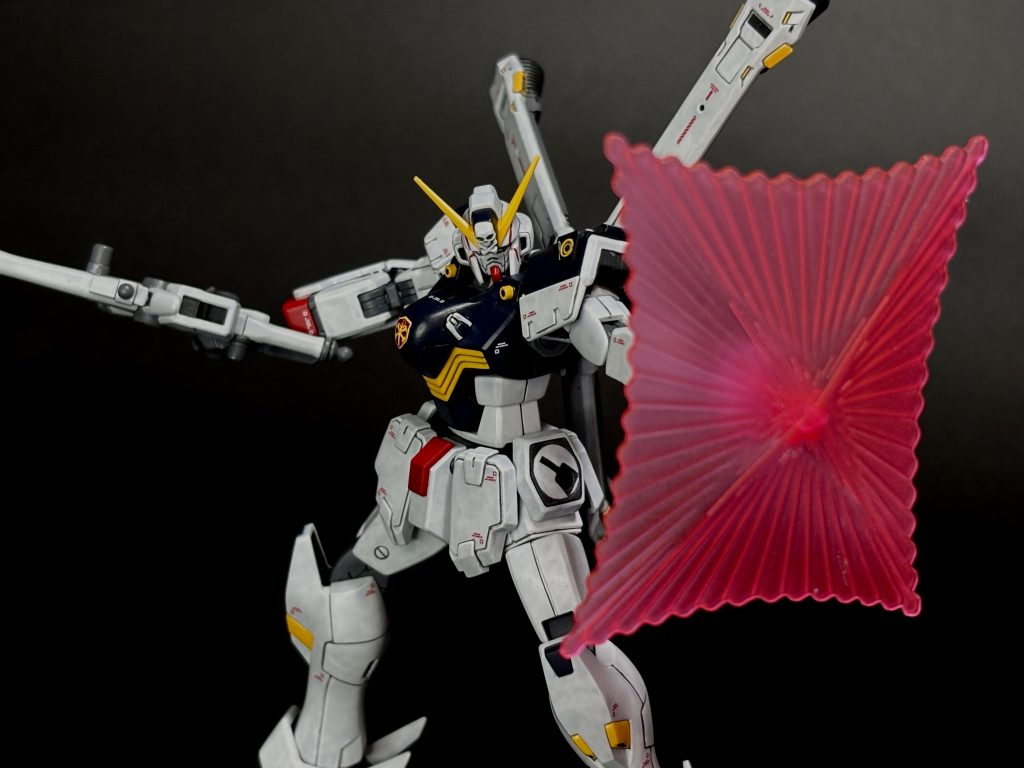 F91から続くビームシールド。最近は汚し仕上げで作る事が多かったので、久々に初心に戻って筆塗りで綺麗な塗面を作れるように塗り重ねました。ビームシールドやらサーベルはスプレートップコートですけどね(gundam-kao5)