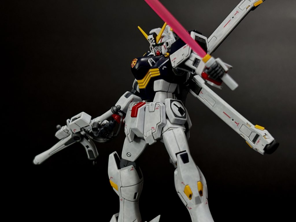 こちらノーマルのビームサーベル。実は鎖骨辺りにある黄色円筒ディティールがサーベル格納部の為、抜刀している時は鎖骨の黄色が無くなっていないと整合性がとれない！なので右の収納部が見えないようにさりげない気配り。説明書でもポージングで巧みに隠されていました笑