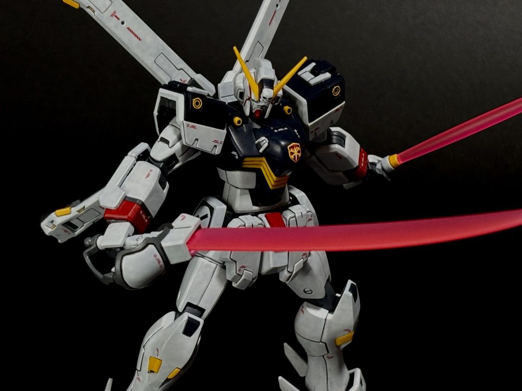 そんな上述の気配りを完全に無視したビーム二刀流。ビームザンバーがクロスボーンの武装の中で1番好きです。F91はヴェスバーでビームシールドを貫く。後継のF97はザンバーでビームシールドごとぶった斬る！