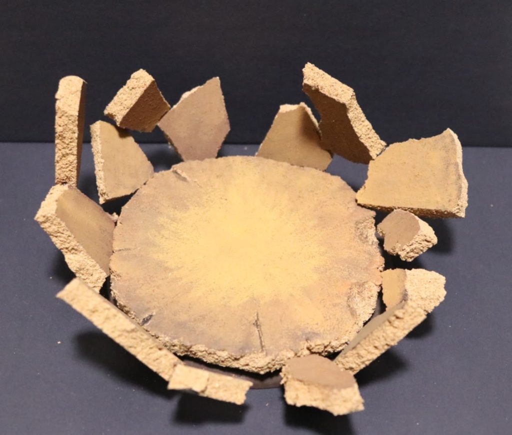 100均商品で作成した台座。竹製の器(?)をひっくり返した上に、コルク鍋敷きを接着し、適当に筆塗り。浮いている岩はワイヤーを刺しているだけなので、片付けも簡単。おまけに竹とコルクなので軽い。