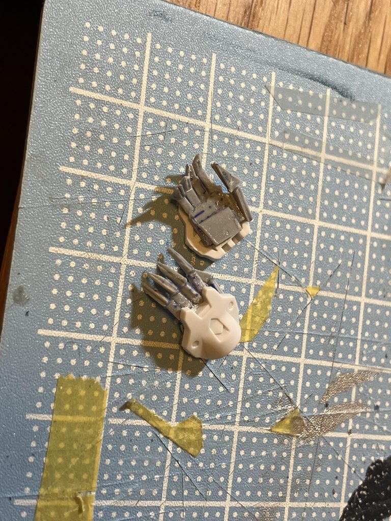 平手パーツは市販のものを買う財力が無いのでプラ板を切り貼りして自作、ぶっちゃけこっちの方が仕上がりがシャープだしやって良かったです。