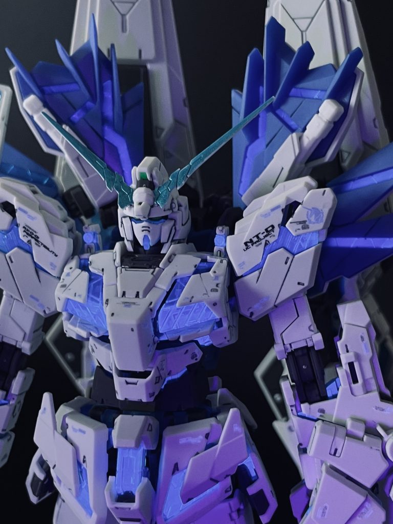 ブレードアンテナはガンダムマーカーのコスモメタブルーで塗ってます。