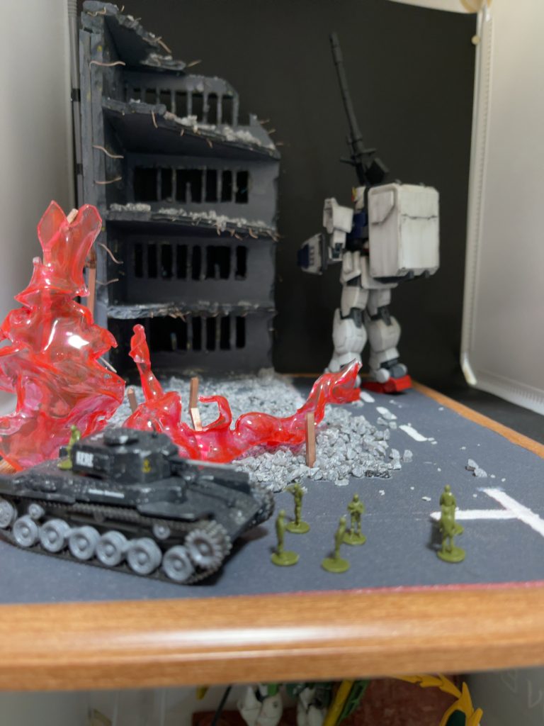 主にダイソーで買い揃えました。戦車は1/72のテキトーな戦車を連邦軍仕様にしました。後はプラ板を炙って火災を表現してビルを崩壊させて作成しました。