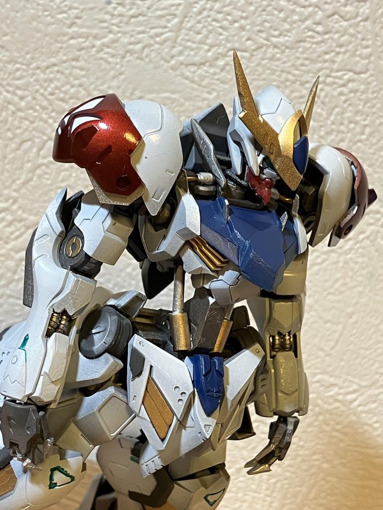 つや消し吹く前のバストアップ。鎖骨部分に真鍮線通してシャフトパーツを再現していたり、肩の鉄華団の紋章部分はキャンディ塗装であったり。