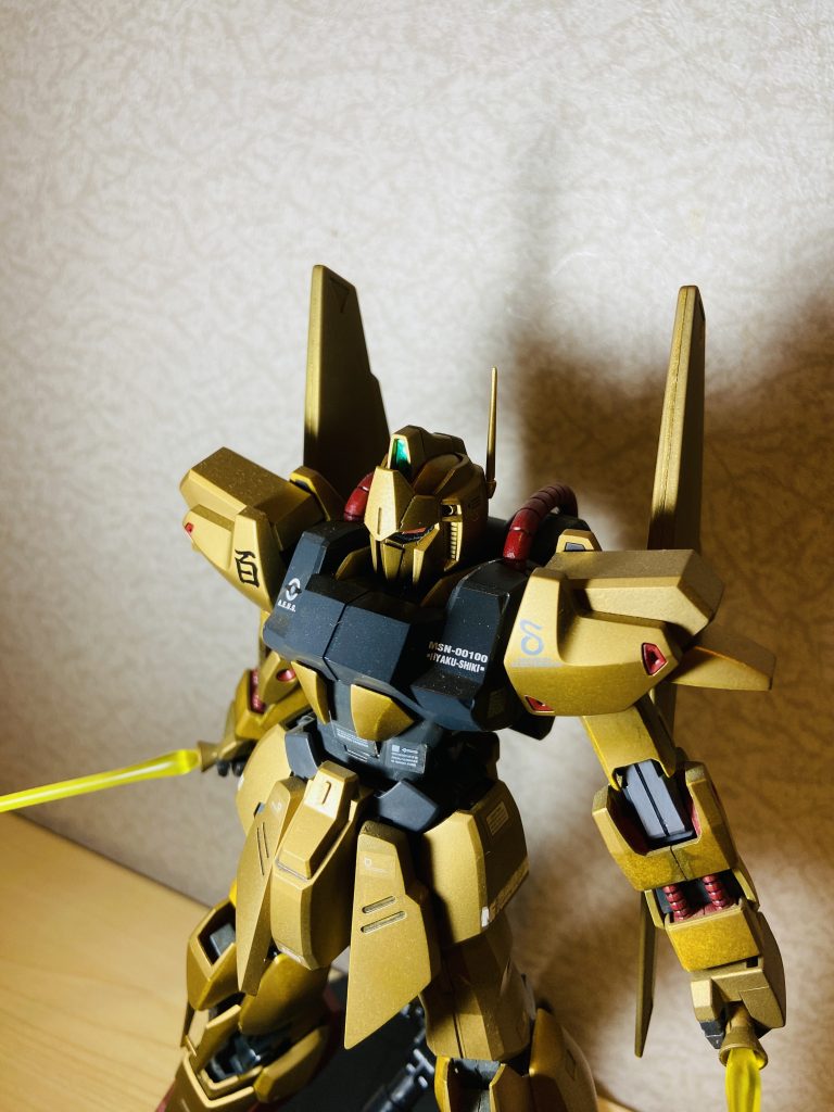 目元は付属のデカールを使ってツインアイにしました。ここもお気に入りです。バンダイさん、RGで出してくれんかなー