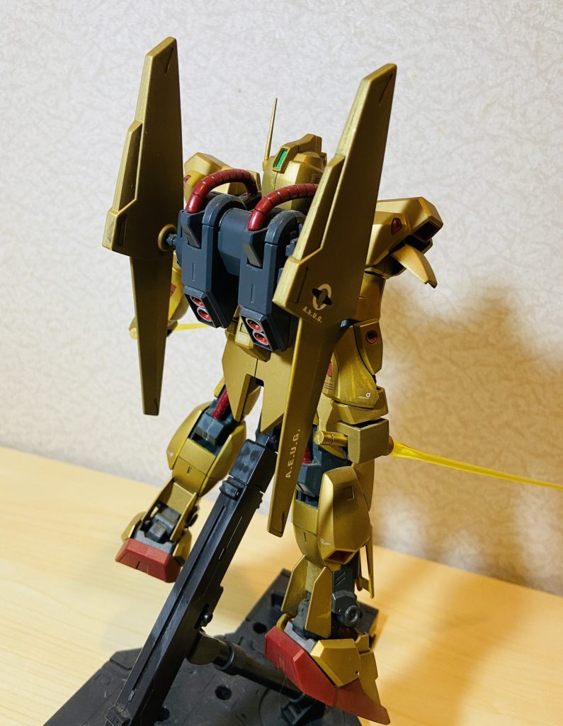 バックショットです。このアングルと結構好きです。モビルスーツって、前からの姿もいいですが、バーニアとかが見える後ろ姿が私は好きですね。