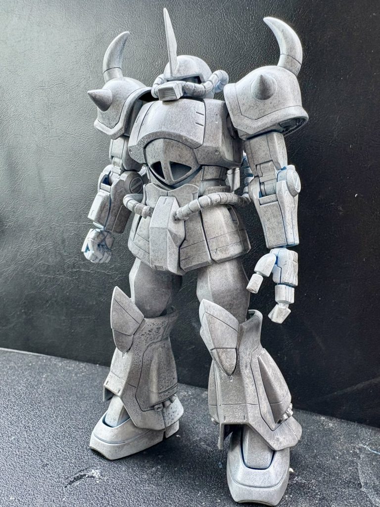サフ状況です安かったので買ったサフが思ってたより白くて戸惑ってしまいました。いつもは黒からグレーにして、色付けという工程ですが、今回は白からグレーなんで明暗が反対になってしまったのですが、プロじゃないので、やり直さずそのまま色付けで…
