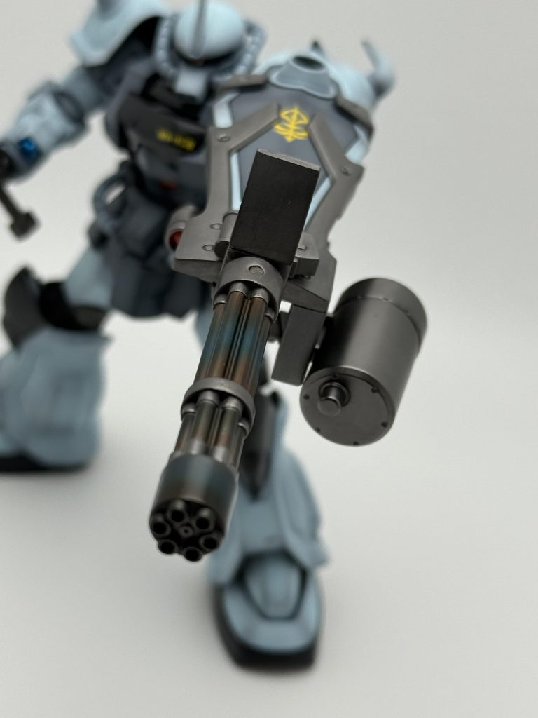 シールドの焼け色表現なんかチャレンジしてたら、シールドのジオンマーキングが、隠れとるやんかまたやらかしてしまった(zaku-kao4)『き・貴様ーっ、ジオンのプライドを汚すつもりかーっ』と怒られそうです仮組せずに、いつも成り行きで組むからこんな事になるんですよねでも、組んでしまったら仕方がないヤスリ掛けして、塗装からやり直す事も出来ましたが、完成間近で引き返すモチベーションは残っていません過去製作のジムIIやハイゴッグの様に、やらかしたまま完成としました