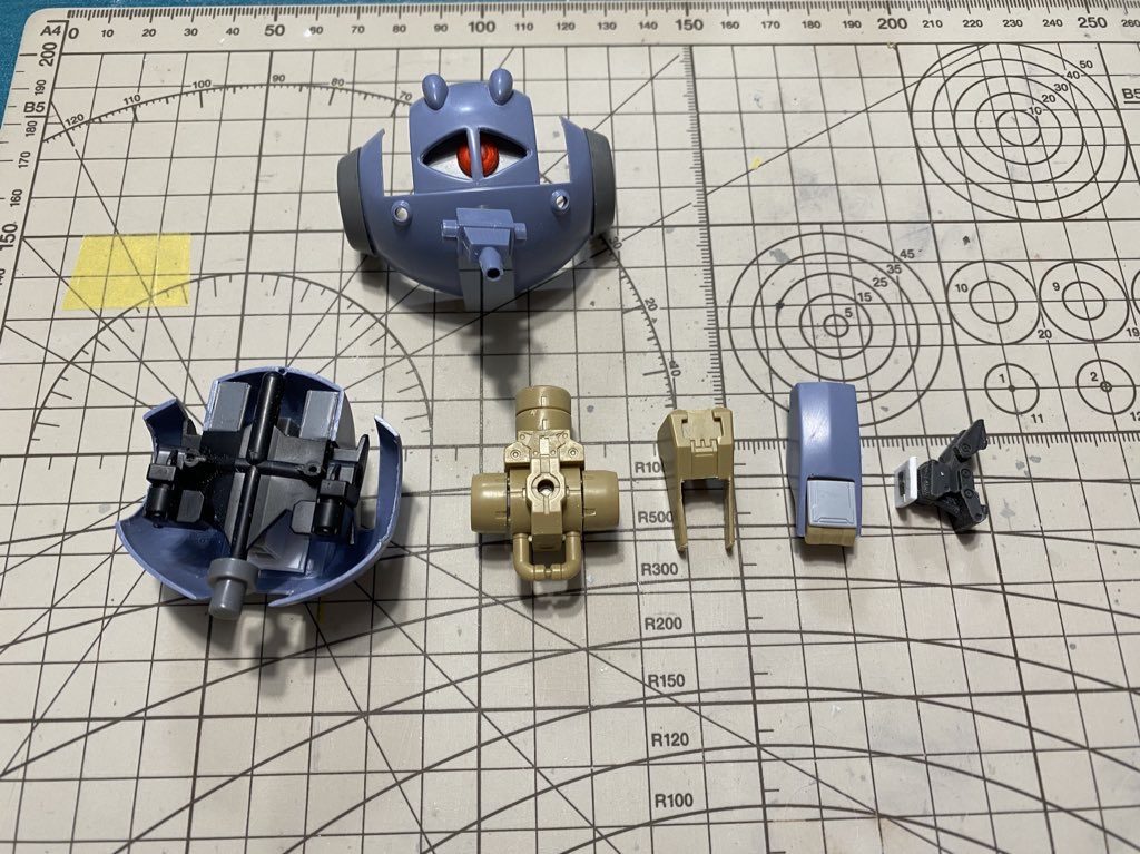 アッグの内部にはアメイジングズゴックのフレームを使用しています。ズゴックのフレームでも良いですが、ABSではないこちらの方が加工しやすいです。なお、頭はマグネット接続な為いつでも分解可能です。