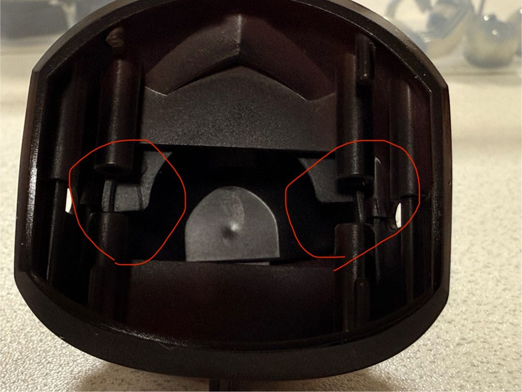 塗装がしたくてガンプラやってますが、最近は自己満足度向上のため、なるべく合わせ目を消す様にしています後ハメやマスキングの目処がついてから、パーツの接着を行っていますが、目処がついた時点で合わせ目を消す気マンマンになっているので、ポリキャップなどを入れ忘れる事、多々あります日頃部下には、何か仕事を進める際には直感的に判断せずに、必ずチェックをする様に言っているのですが、自分が守れていない様です会社では、GUNSTAへの投稿の話はしてないし、何よりミスによる責任と損害は全て自分にあるため、とやかく言われる筋合いは無い会社でそんな言い訳をしてくる部下が、一番嫌いなタイプですが。。。