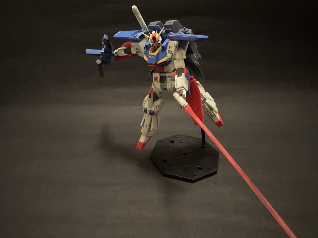 秘儀、隕石斬り！左手の平手はキットにはないので、この写真撮るだけためにユニコーンから拝借してきました　なので色はそのままユニコーン😄　そのままではZZにつかないので、テープ駆使して手のひらとハイパービームサーベルを固定