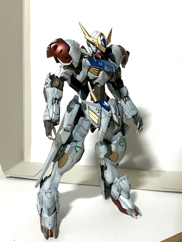 本体です。HGのルプスは実は腕が少し長いので、そのカッコよさを活かすために胴体を延長してプロポーションを弄っています。